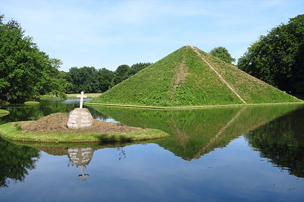 Die Wasserpyramide im Branitzer Park